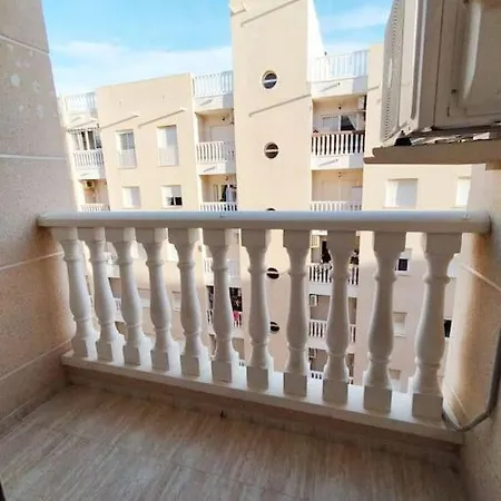 Lovely 2-bedroom Vacation With Community Pool Lägenhet